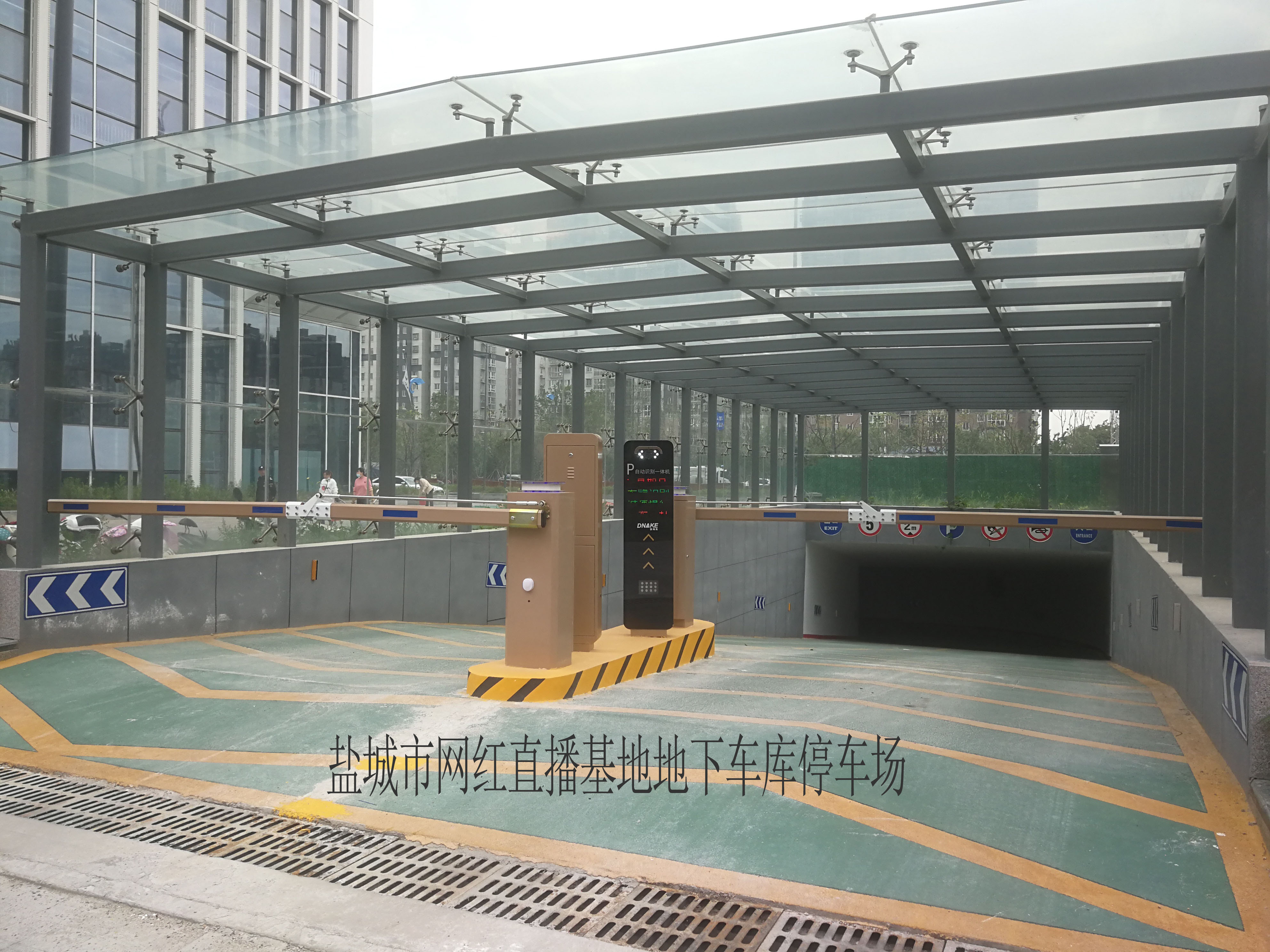 鹽城市網(wǎng)紅直播基地車庫(kù)